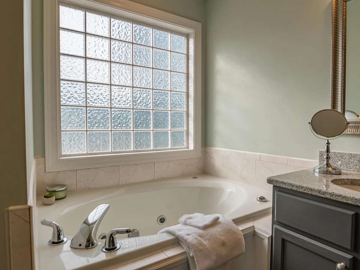 bathroom-painting-bathroom-corner-bath-lincoln-decorators Bathroom painting around a corner bath in Lincoln by Lincoln Decorators