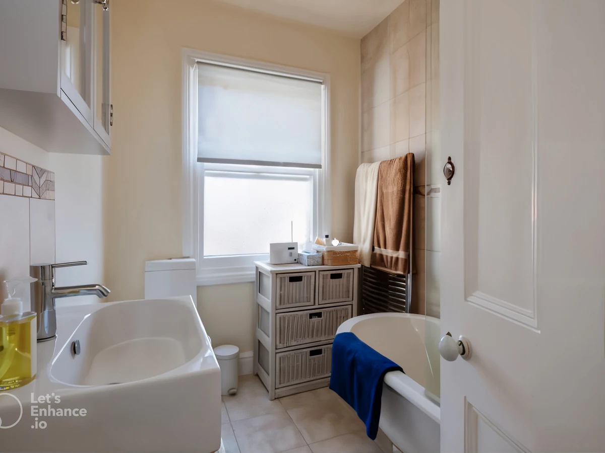 bathroom-painting-small-victorian-bathroom-lincoln-decorators Bathroom painting in a small Victorian bathroom in Lincoln by Lincoln Decorators, professional painters