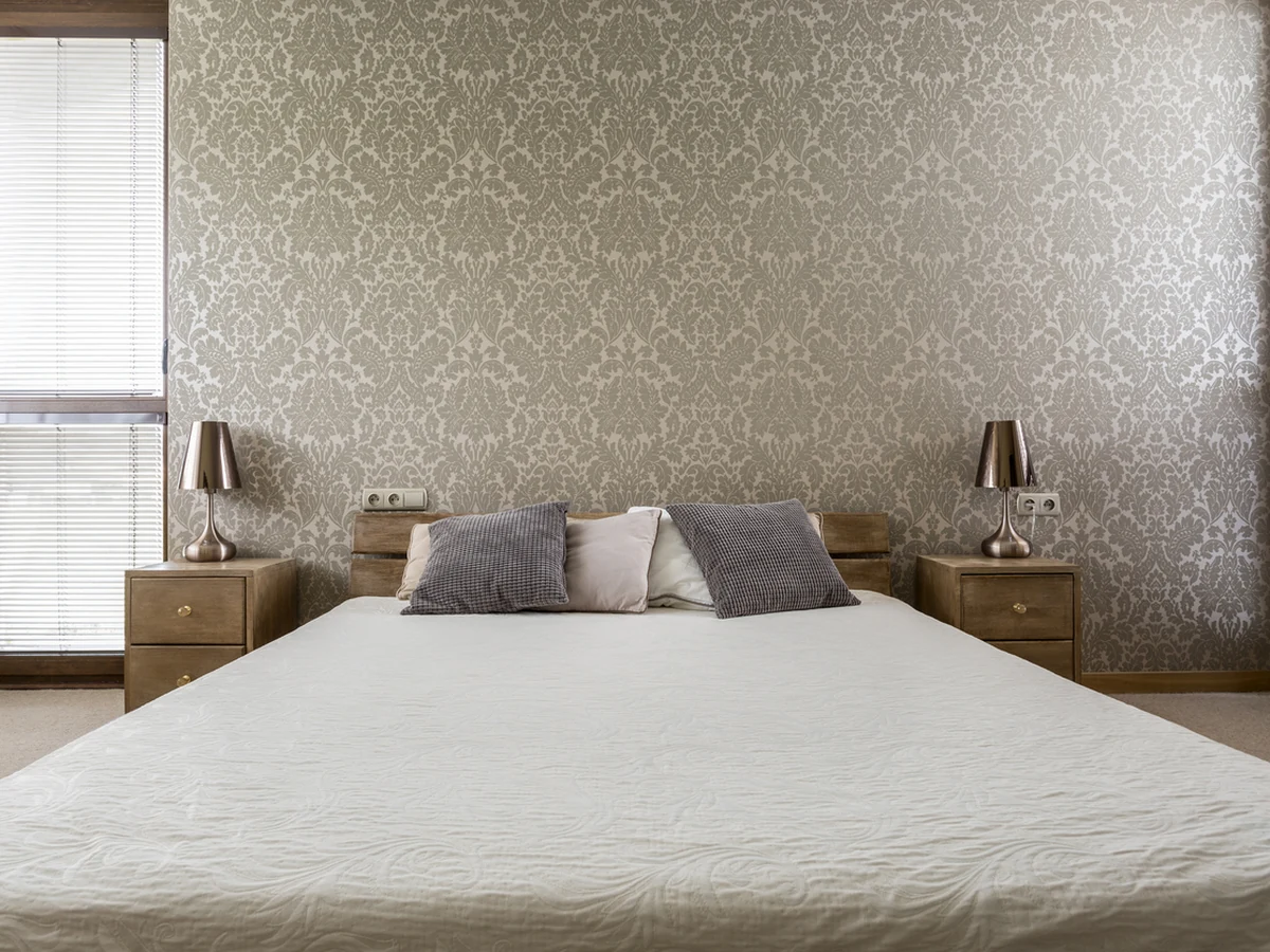 bedroom-painting-kingsize-bedroom-gold-lincoln-decorators Kingsize bedroom painted in gold tones by Lincoln Decorators, Lincoln bedroom painters