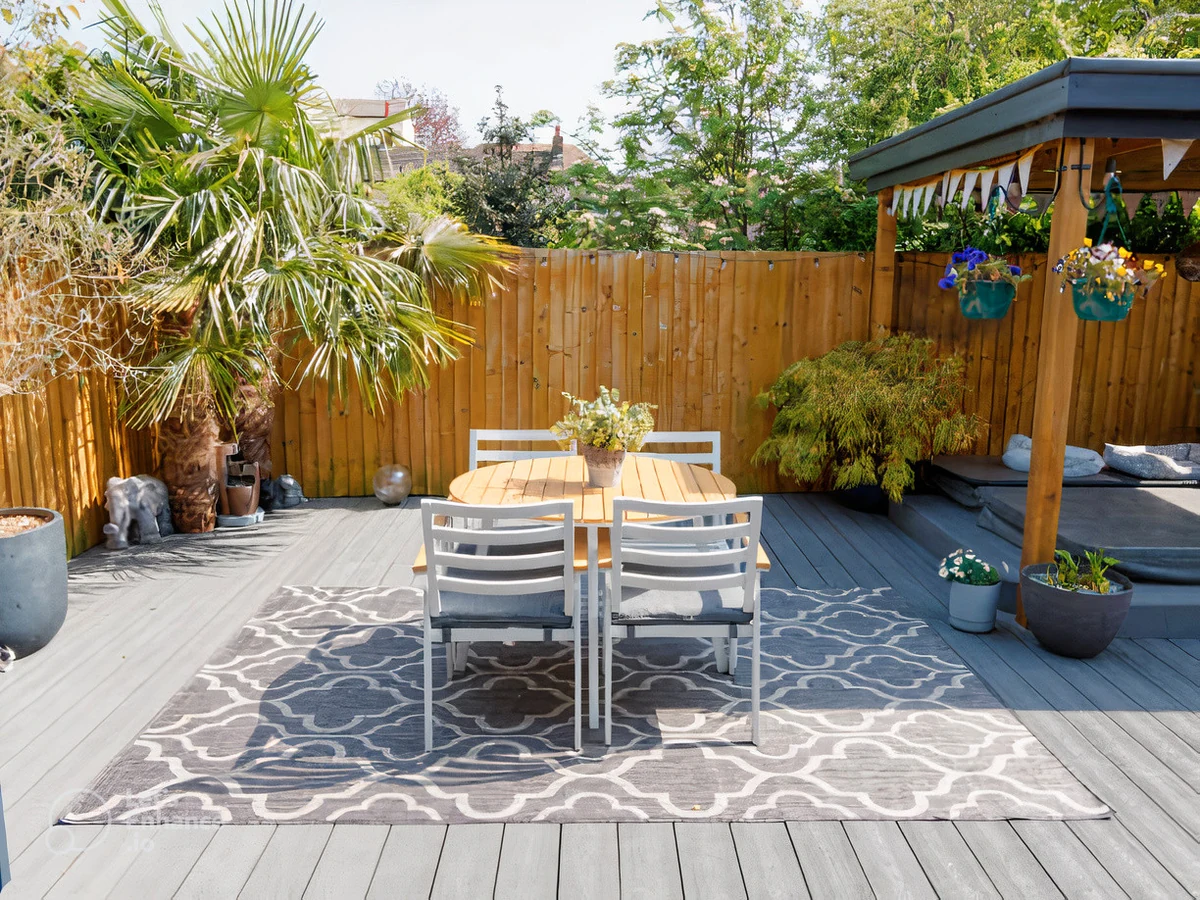 deck-painting-garden-deck-dining-lincoln-decorators Garden deck dining area painting and staining in Lincoln by Lincoln Decorators