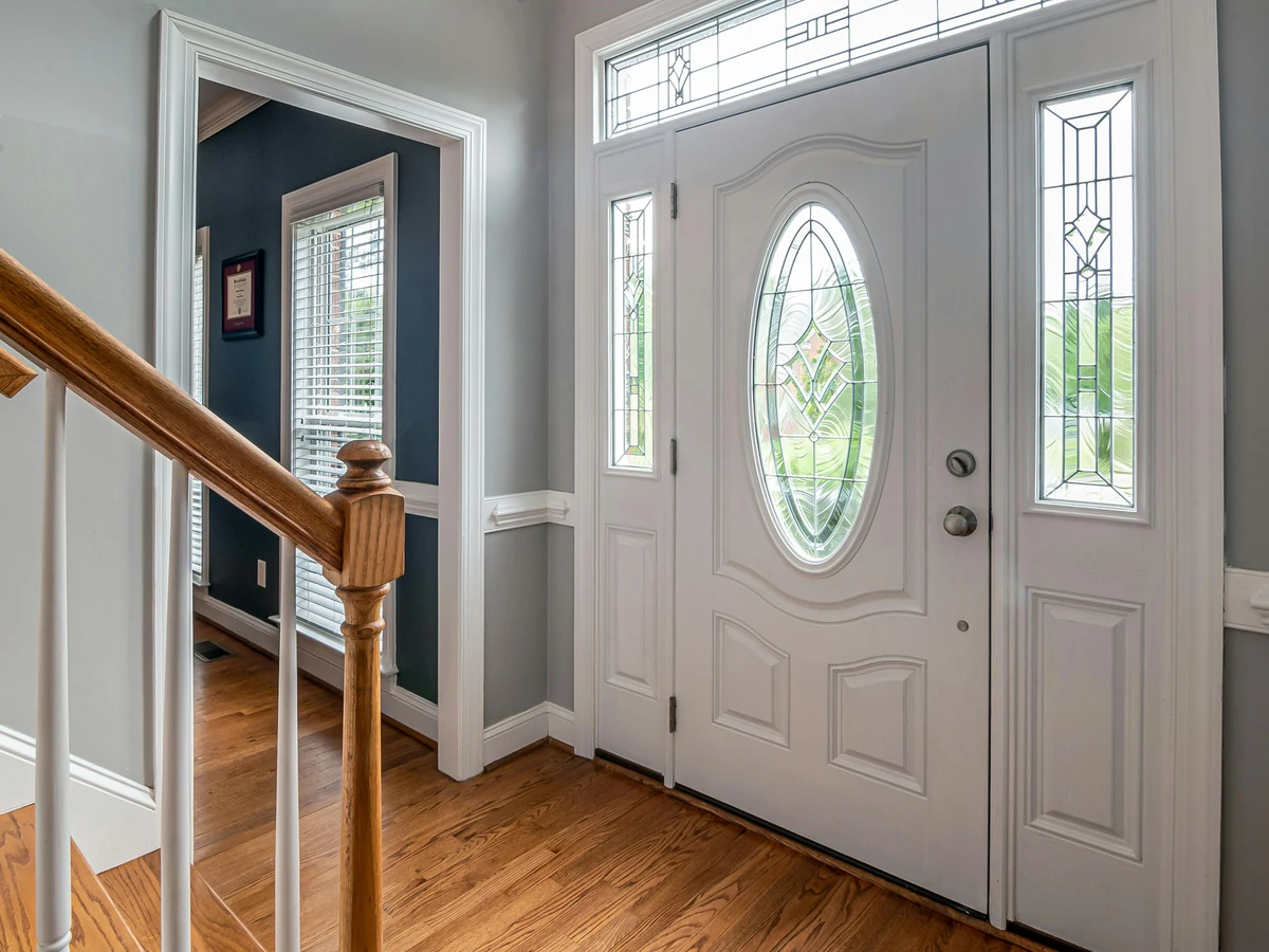 hallway-painting-entrance-hallway-white-lincoln-decorators White entrance hallway with painted door and architrave by Lincoln Decorators