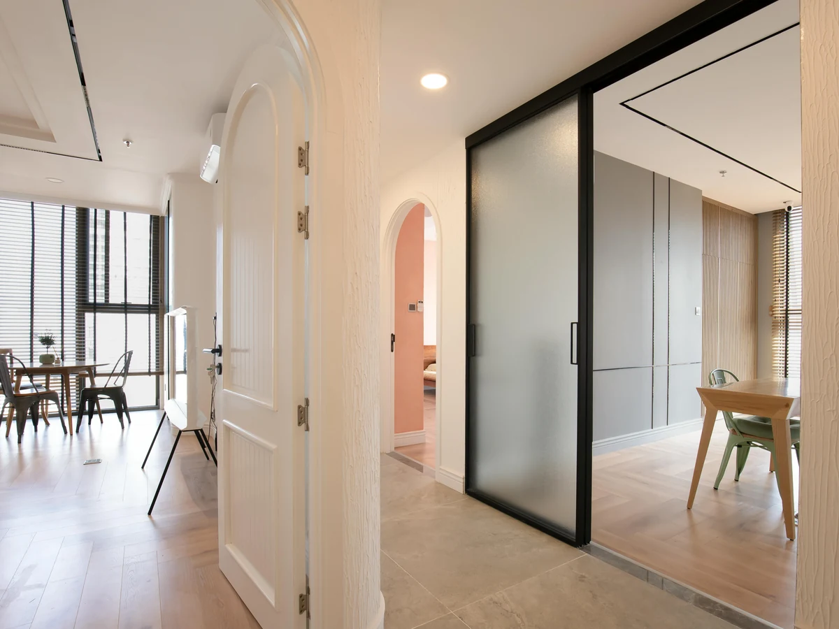 hallway-painting-modern-hallway-arched-lincoln-decorators Arched hallway with freshly painted woodwork and doors by Lincoln Decorators