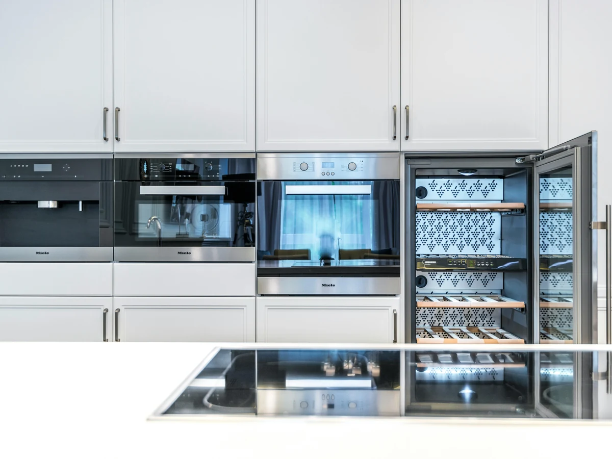 kitchen-painting-builtin-kitchen-appliances-lincoln-decorators Kitchen with built-in appliances painted by Lincoln Decorators in Lincoln