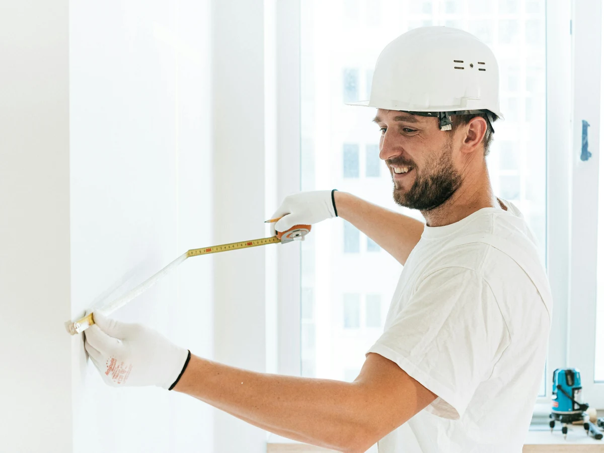 painting-decorating-tradesman-hard-hat-lincoln-decorators Painting and decorating tradesman in Lincoln by Lincoln Decorators, home office painters