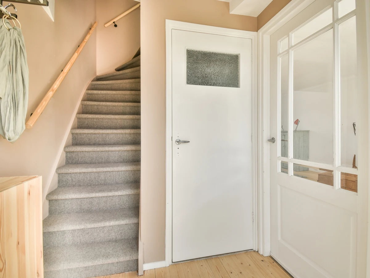 staircase-painting-bright-hallway-carpeted-lincoln-decorators Bright hallway with carpeted staircase painting in Lincoln